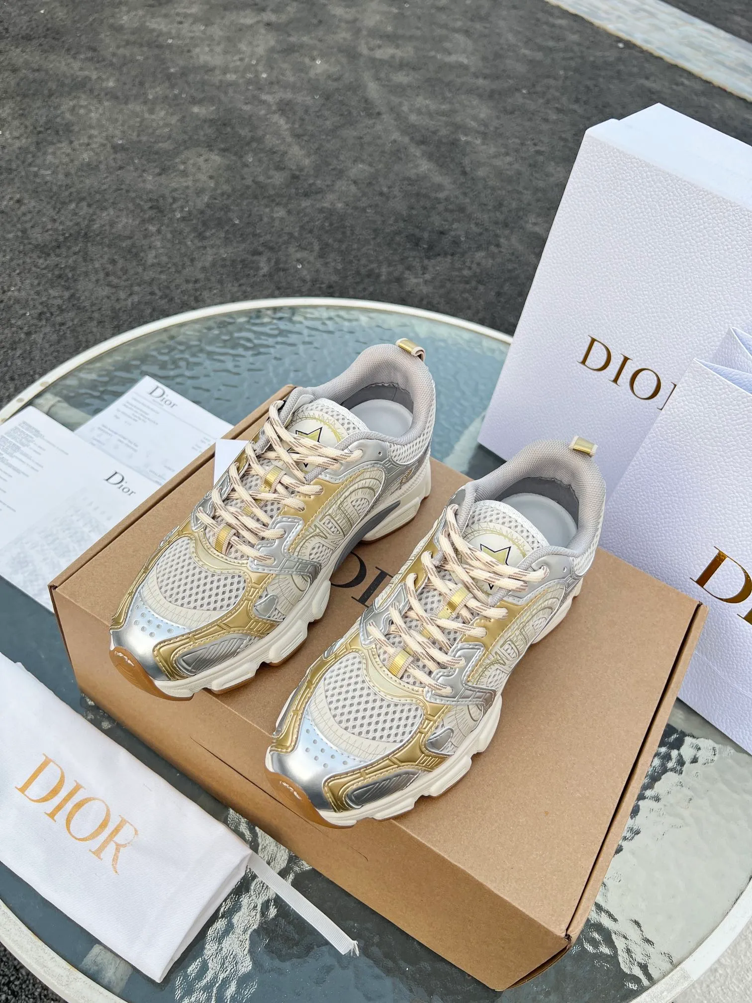 👟👟Ex-factory price 600👟👟 High version couple model🍸 Dior Dior | 2024 ˢˢDilraba, many stars have the same style. L’s 2024 spring and summer new products. The latest popular Chrono series, thick-soled mesh color-blocking running shoes, dad shoes, casual sports shoes series〰 Original purchase, development and production👍🏻This Dior Chrono sneaker is made of white and black mesh fabric with leather effect panels. The CD logo on both sides, the star patch on the tongue and the Dior logo on the heel, many details highlight the style. The two-tone laces, lightweight sole and star embellishment allow for a casual look all year round, complementing a variety of casual or elegant pieces. ♺Upper: Original imported first-layer cowhide + mesh ♺Inner lining: Original customized breathable lining ♺Outsole: Original molded EVA super light and super soft outsole ♺Heel height: 4.5cm ♺Size: Female 35-41 Male 39-45 (Female 40.41 Male 45 customized)